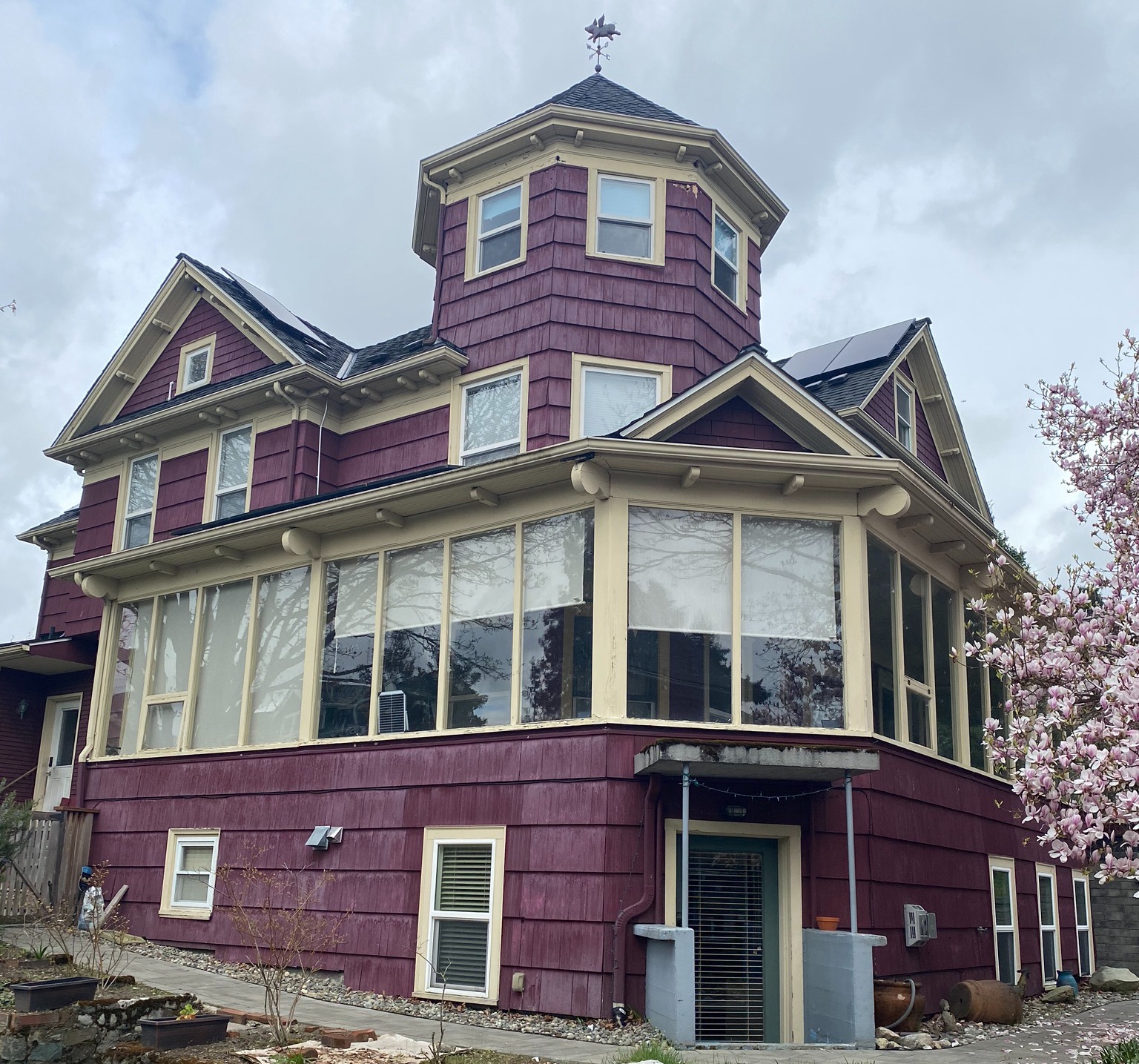 Home-needing-repainting-on-siding