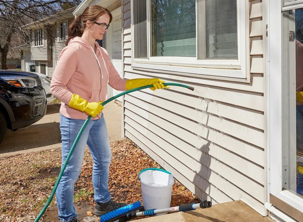Cleaning-siding-with-garden-hose