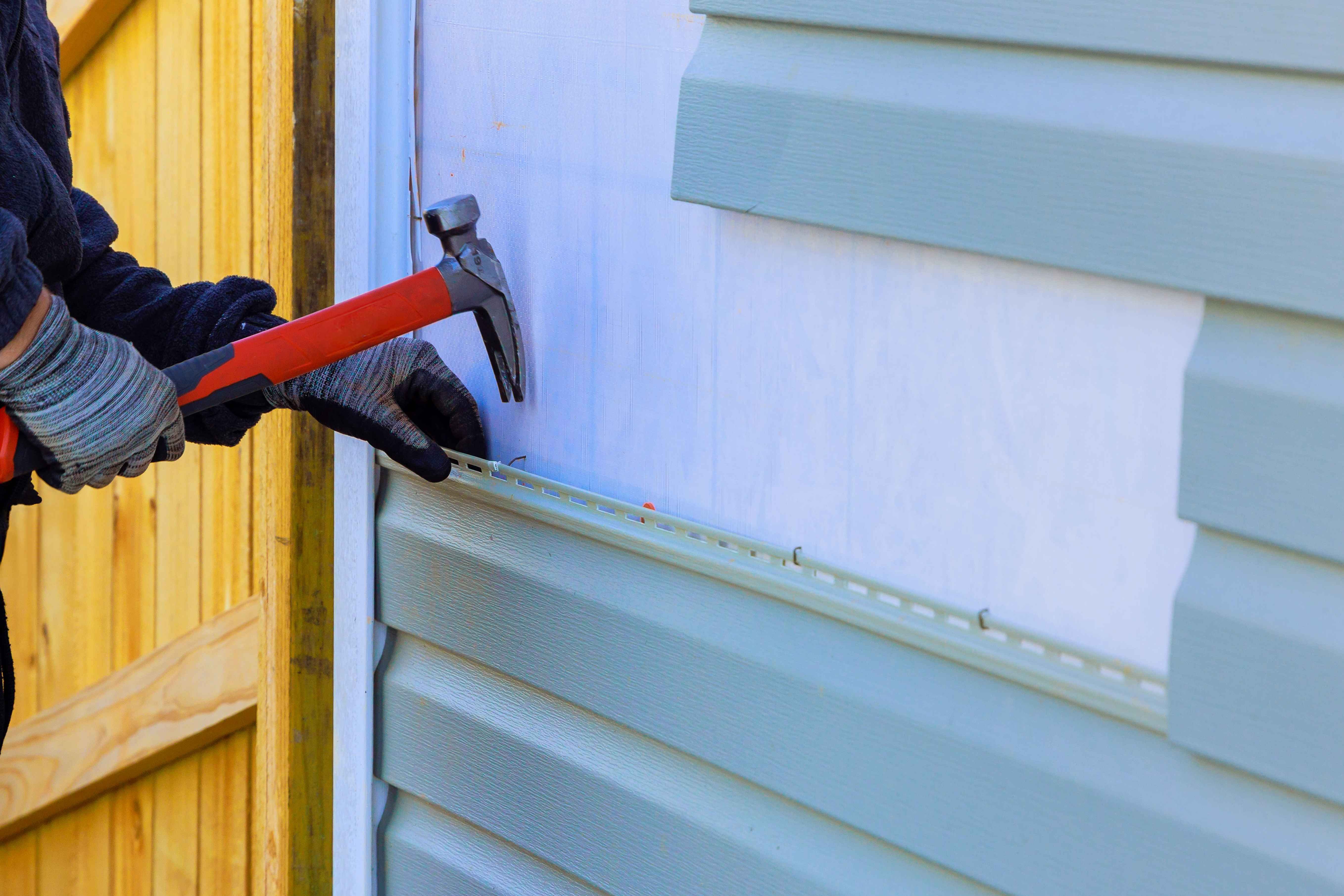 Tearing-off-vinyl-siding