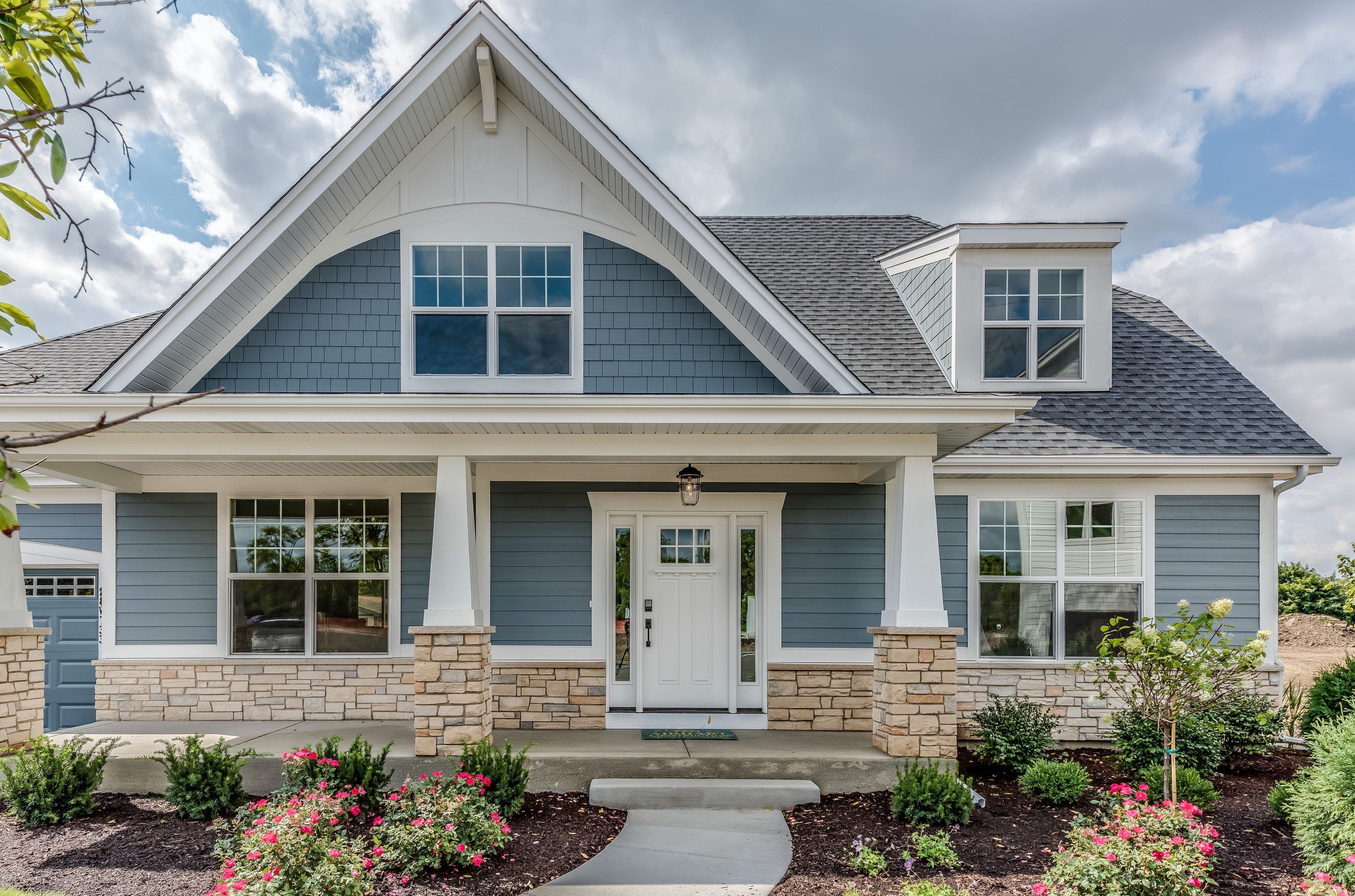 Horizontal-lap-siding-with-shingle-accents