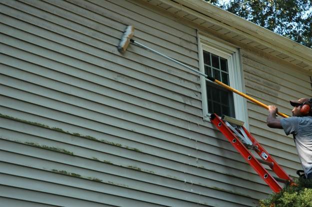 Cleaning-mildew-off-siding