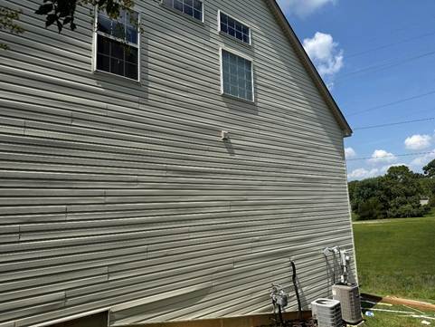 Loose-vinyl-siding-after-storm