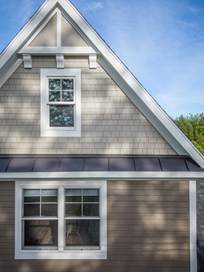 Horizontal-lap-siding-with-shingle-accents