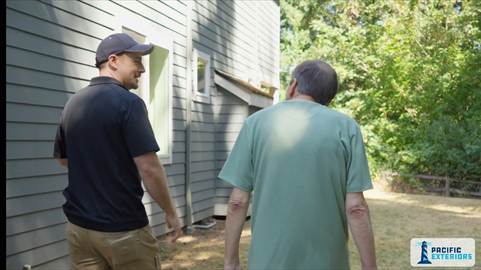Siding-estimate-walking-around-home