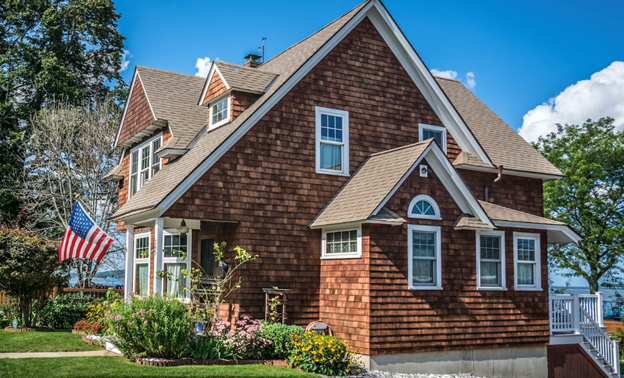Coastal-home-with-cedar-shingles