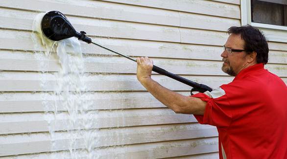 Cleaning-algae-from-siding