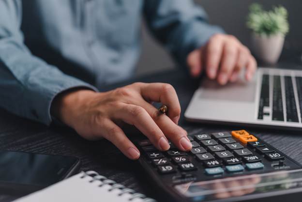 Homeowner-calculating-expenses